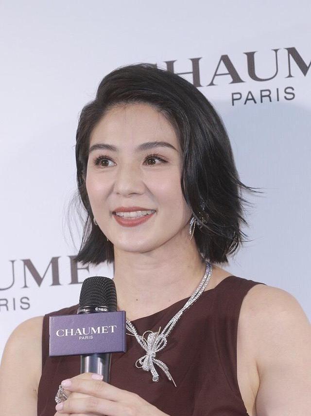 45岁杨采妮终于换短发,穿咖啡色无袖连衣裙像阔太,无奈手臂太粗