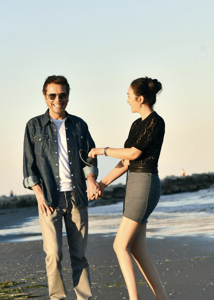 巩俐夫妻海边恩爱照曝光,外国丈夫太年轻,网友:根本看不出71岁