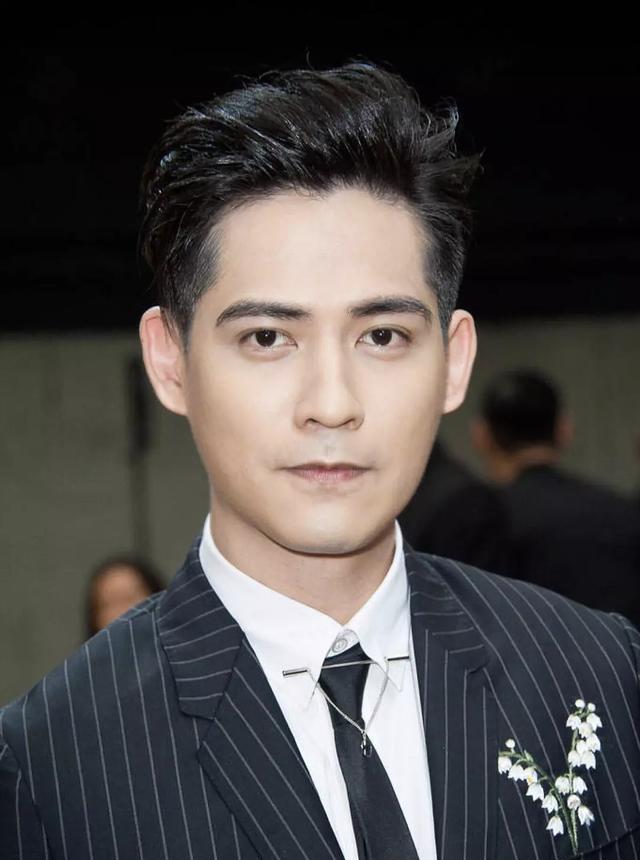 周渝民越老越丑原因是因为颧骨外扩嘴唇变薄