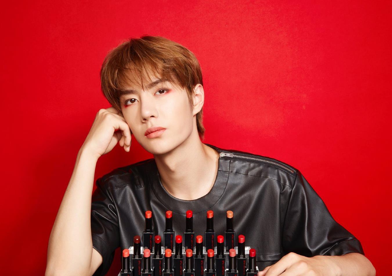 王一博变彩妆博主红色系眼妆上线化身魅惑狮子系男孩