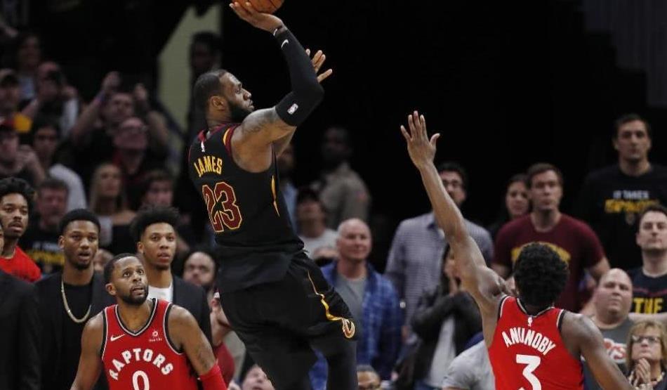 2018年季后赛,詹姆斯场均要打恐怖的42分钟,得到34分9篮板9助攻,防守