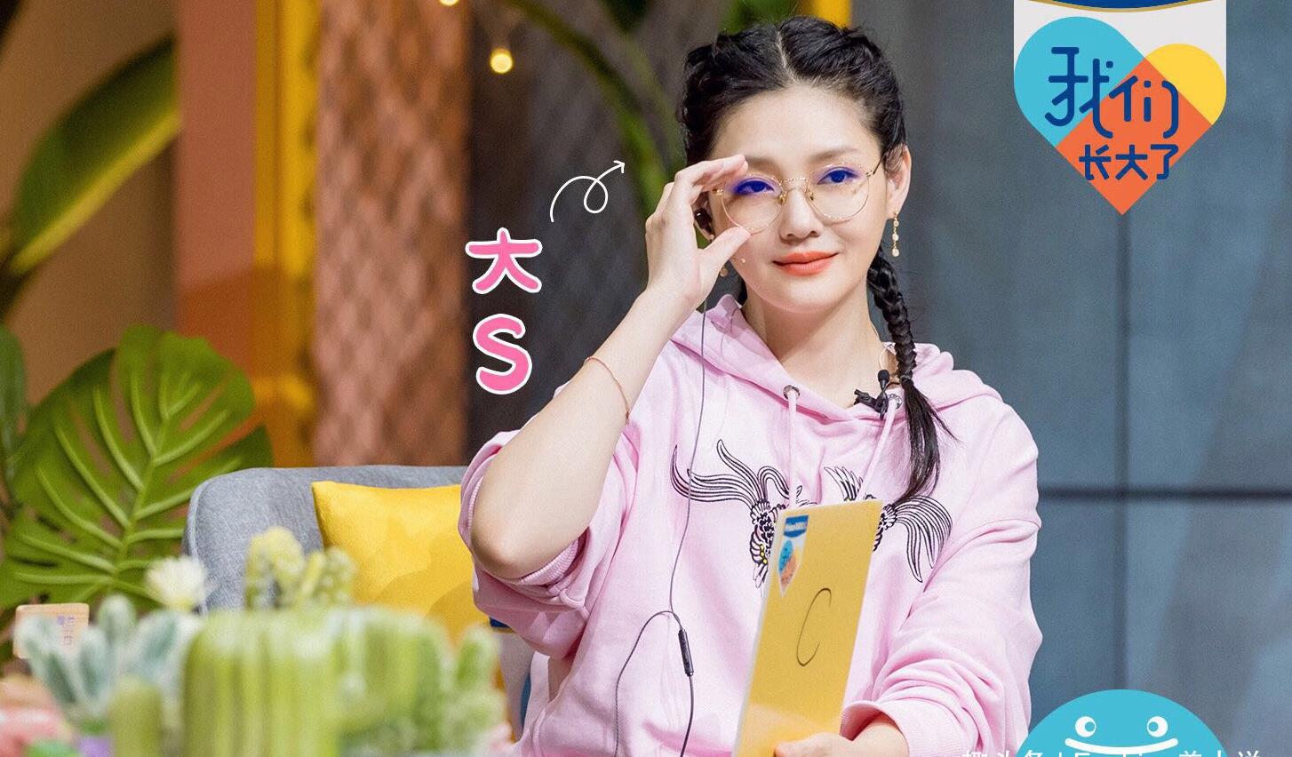 大s录制《我们长大了》,扎双马尾辫清纯减龄,一身粉衣美回18岁