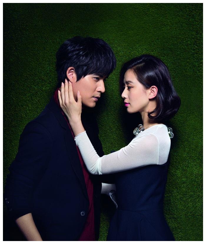 刘诗诗周渝民封面大片 俊男靓女亲密互动