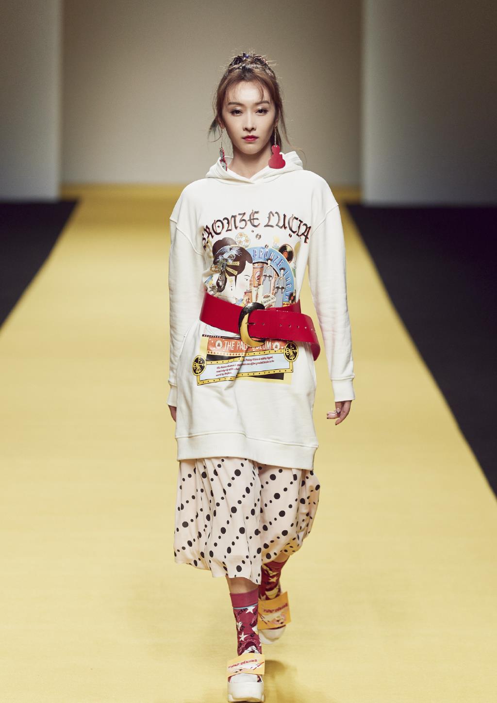 宣璐首登t台走秀穿卫衣玩转混搭风香水瓶耳坠夸张腰带抢眼