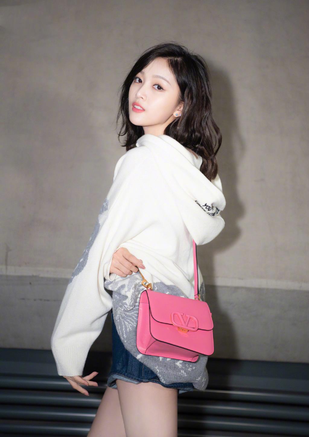 吴宣仪街拍凹造型,演绎秋季的时髦穿搭,唯独拍照姿势让人看不懂