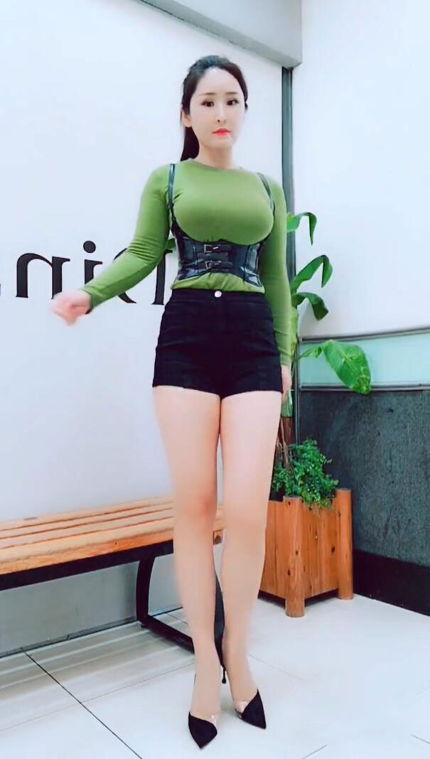 时尚的微胖美女绑着束腰塑造身材比例