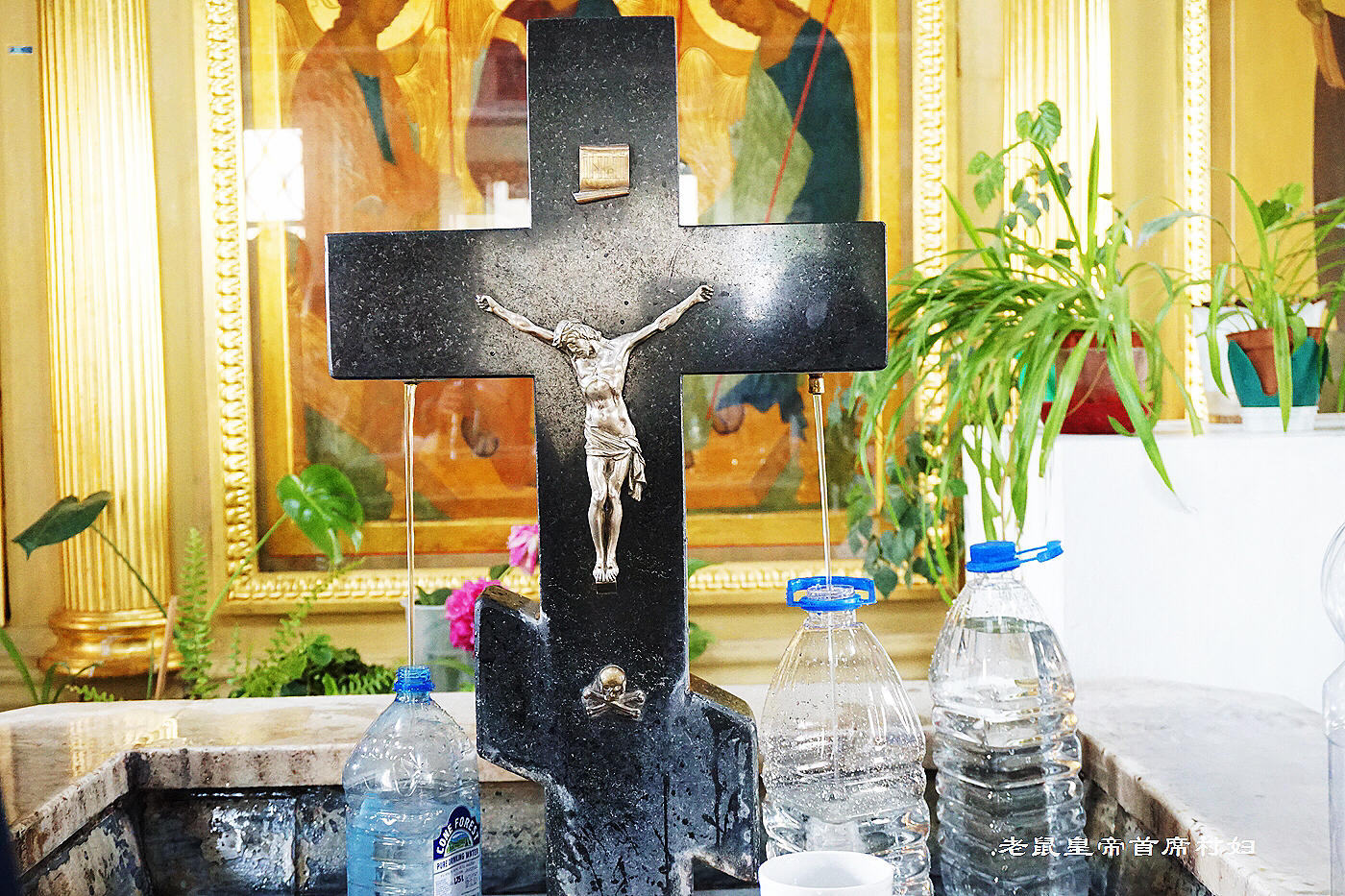 冬天取水亭的圣水出水口也被设计成十字架型,区别是上面多了耶稣受难