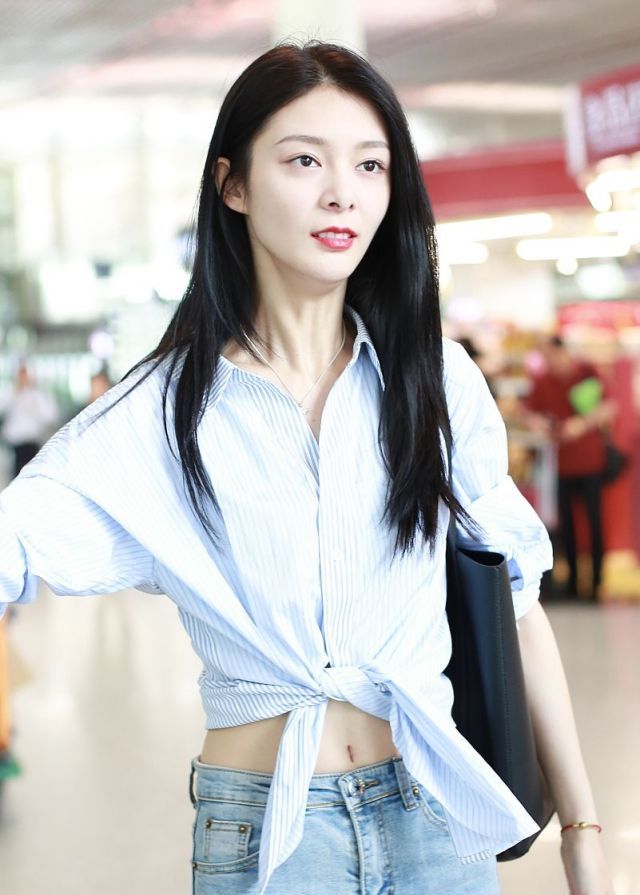 傅菁穿露脐装秀纤腰,现身机场阔步疾走气场足|露脐装|小姐姐|飞机