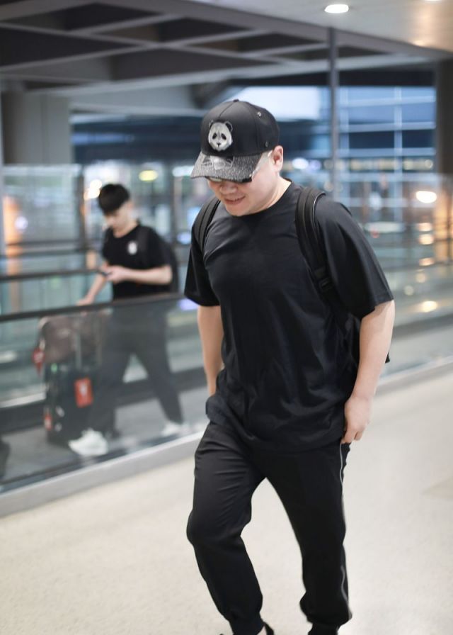捉真·小岳岳!岳云鹏穿全黑look笑成"花",甩臂走路气势足