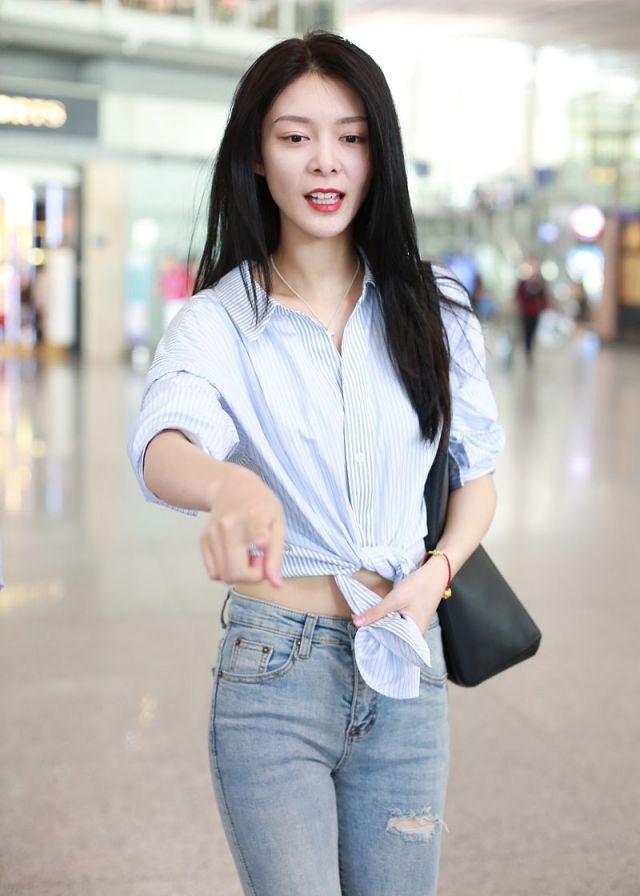 傅菁穿露脐装秀纤腰,现身机场阔步疾走气场足|露脐装|小姐姐|飞机