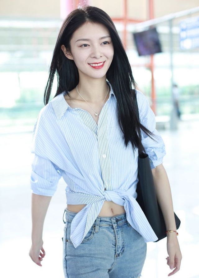 可盐可甜!傅菁穿露脐装秀纤腰,现身机场阔步疾走气场足