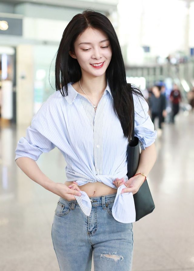 傅菁穿露脐装秀纤腰,现身机场阔步疾走气场足|露脐装|小姐姐|飞机