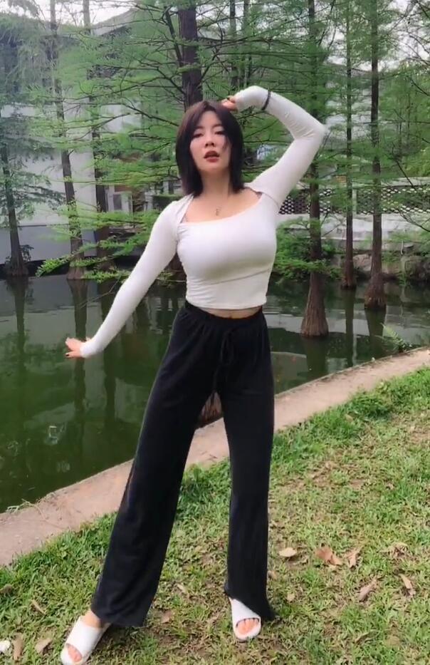 白T恤的微胖美女,紧身效果,释放微胖女神形象|胖美女|紧身|女神_新浪新闻
