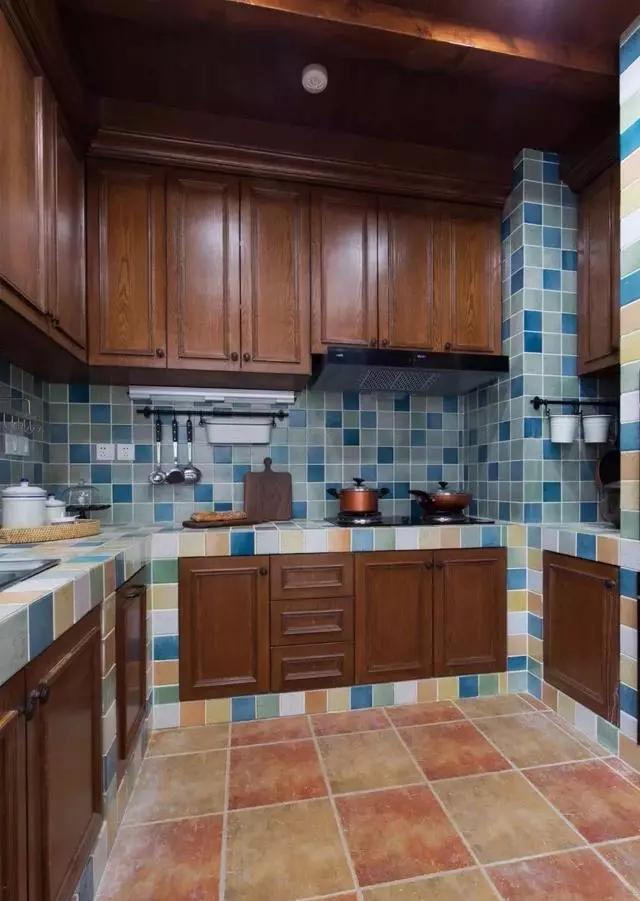 现在这种瓷砖次橱柜加上定制木门的设计也很流行,更加稳固,外观上和