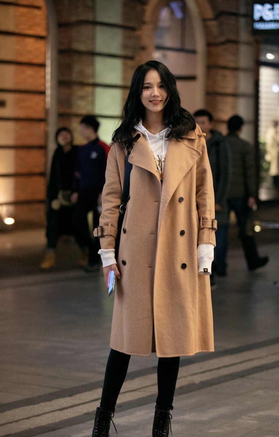 街拍:米色长款风衣 黑色马丁靴,既有女性的妩媚感,也非常帅气