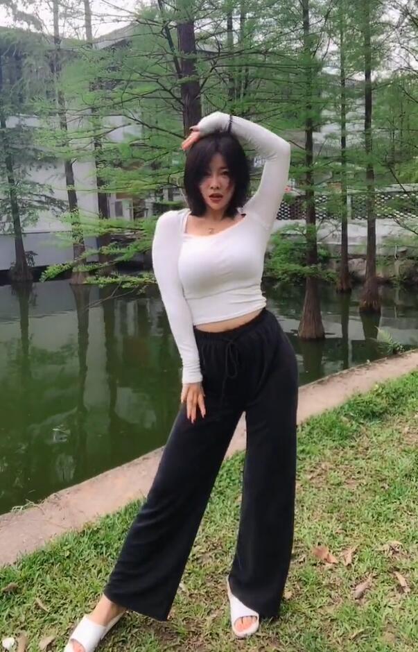 白T恤的微胖美女,紧身效果,释放微胖女神形象|胖美女|紧身|女神_新浪新闻