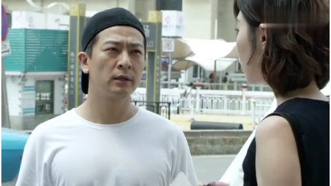 汽车路边违规停车被贴罚单,没想到戏剧性的一