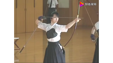 弓道小姐姐气定神闲射箭比赛现场观众掌声赞