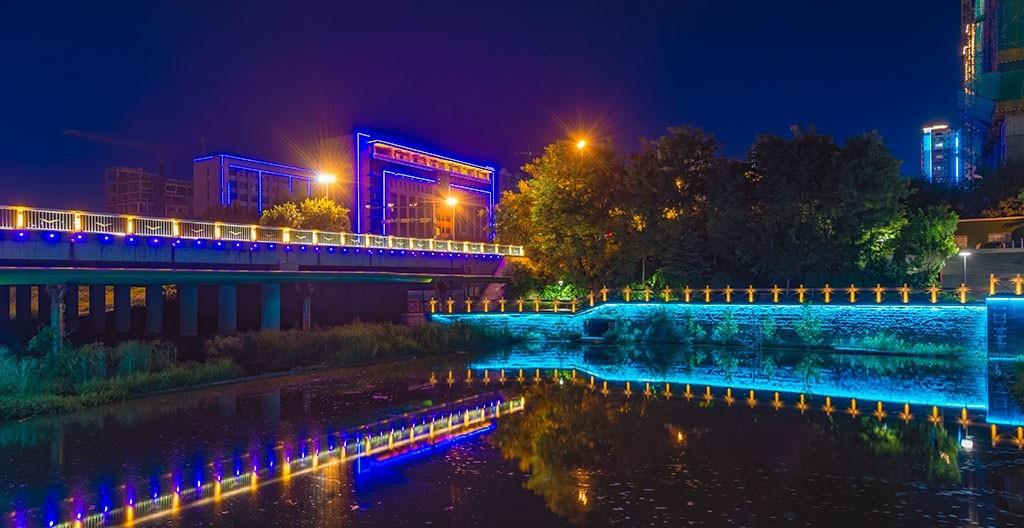 在中国灯的第一个夜晚,漫步到河边公园今年安装的亮化工程也为公园