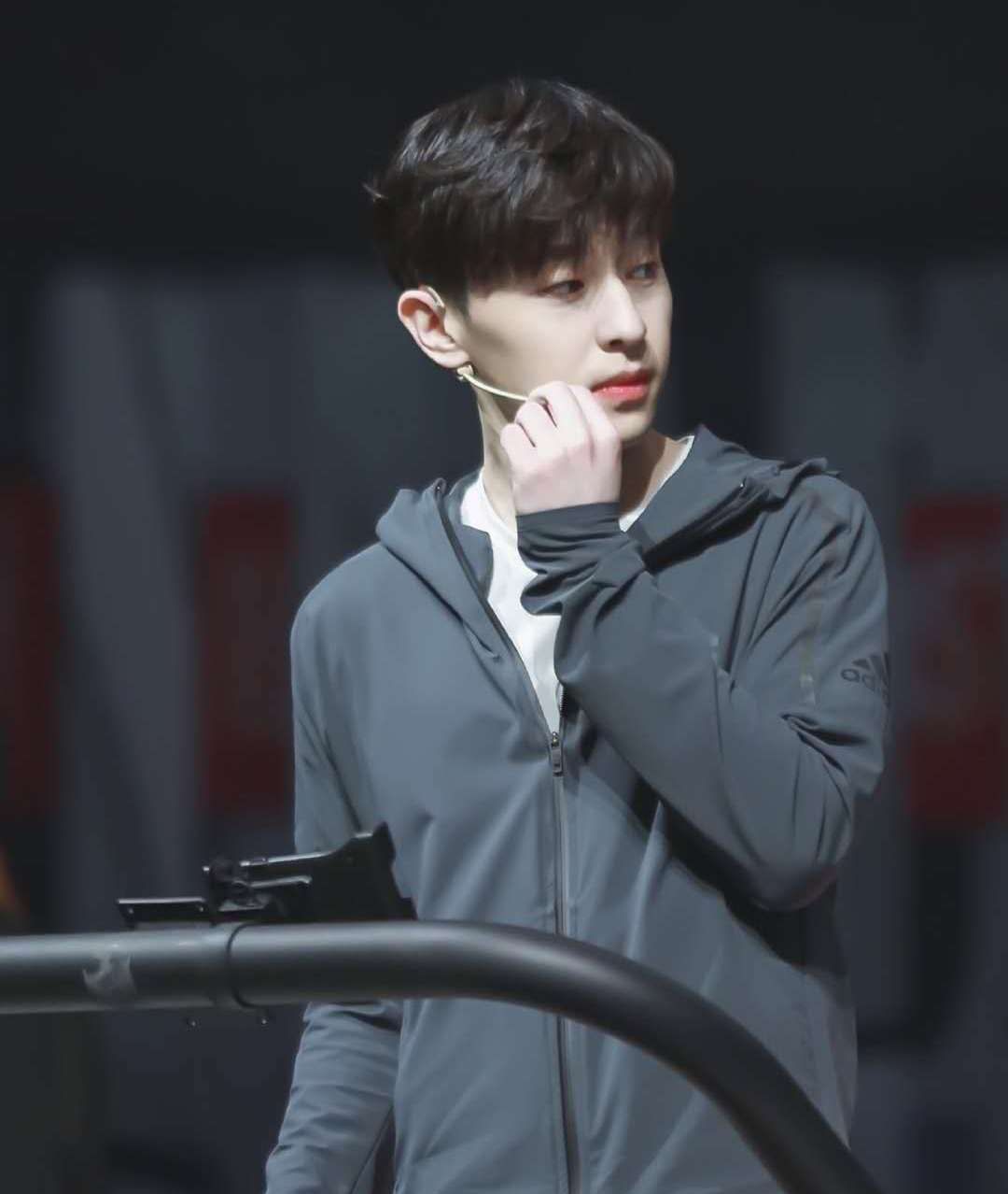 邓伦运动风look好阳光帅气,他的皮肤也太好了,真让人羡慕啊