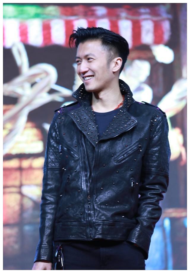 谢霆锋黑色皮衣帅气亮相首映礼现场秀厨艺,阿娇阿sa来捧场