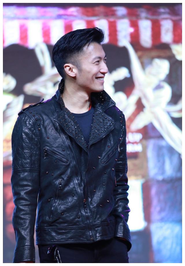 谢霆锋黑色皮衣帅气亮相首映礼现场秀厨艺阿娇阿sa来捧场