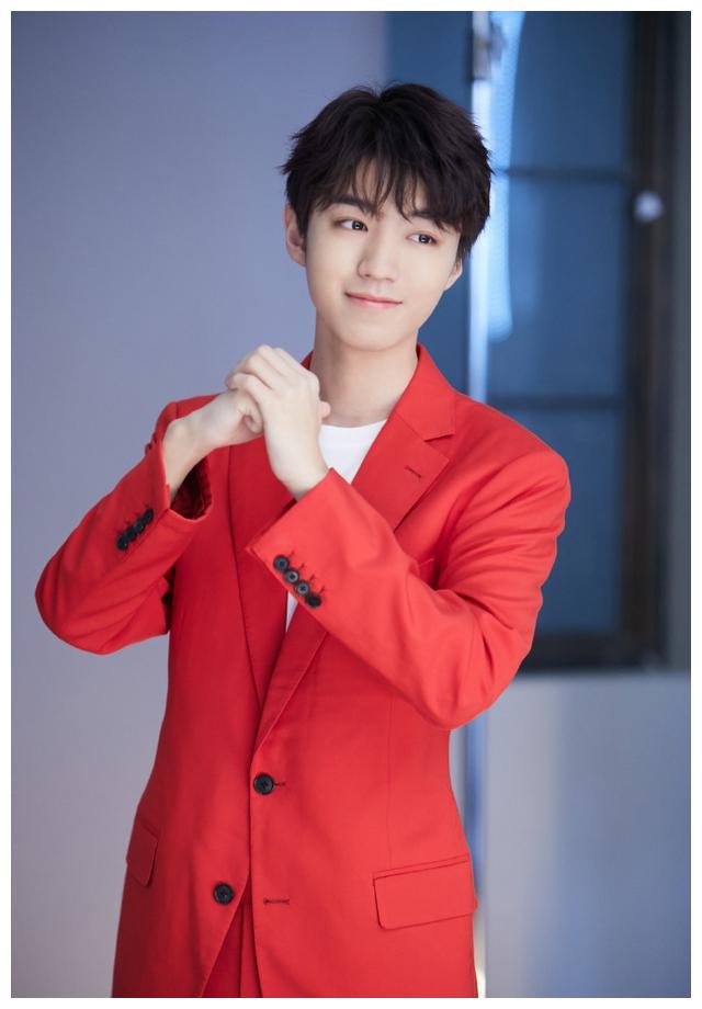 200106 工作室分享红色西装王俊凯美照 提前为宁预热新年气氛