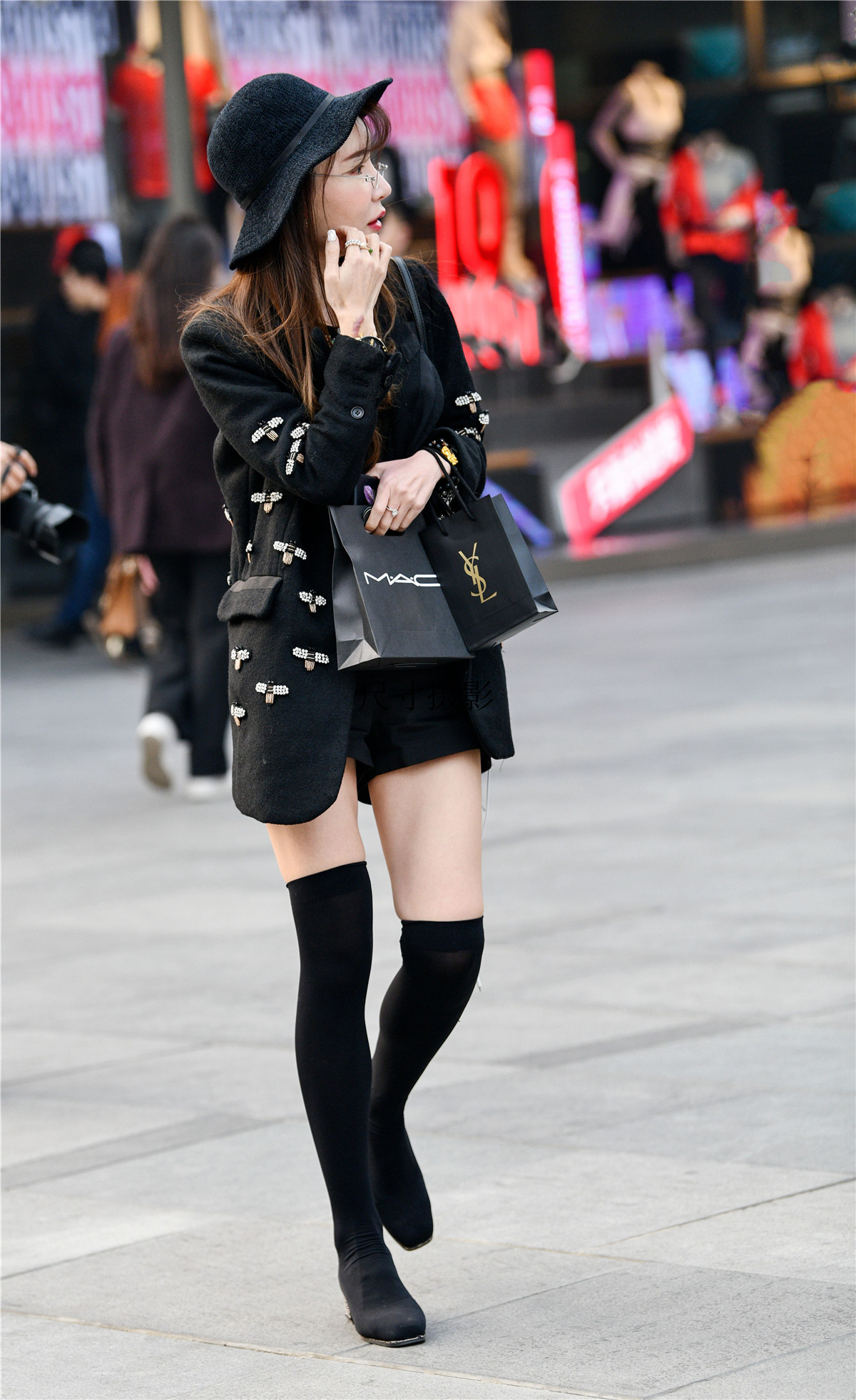 春装搭配,美女长丝袜美腿过膝靴,凸显春天的穿搭味道