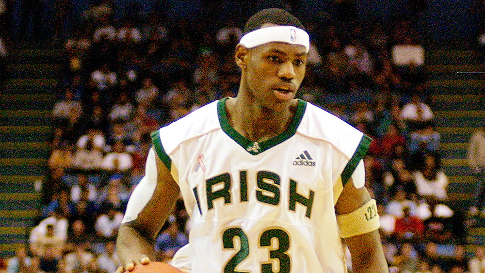 詹姆斯年轻时候的模样没多少人知道他球衣上的学校名字