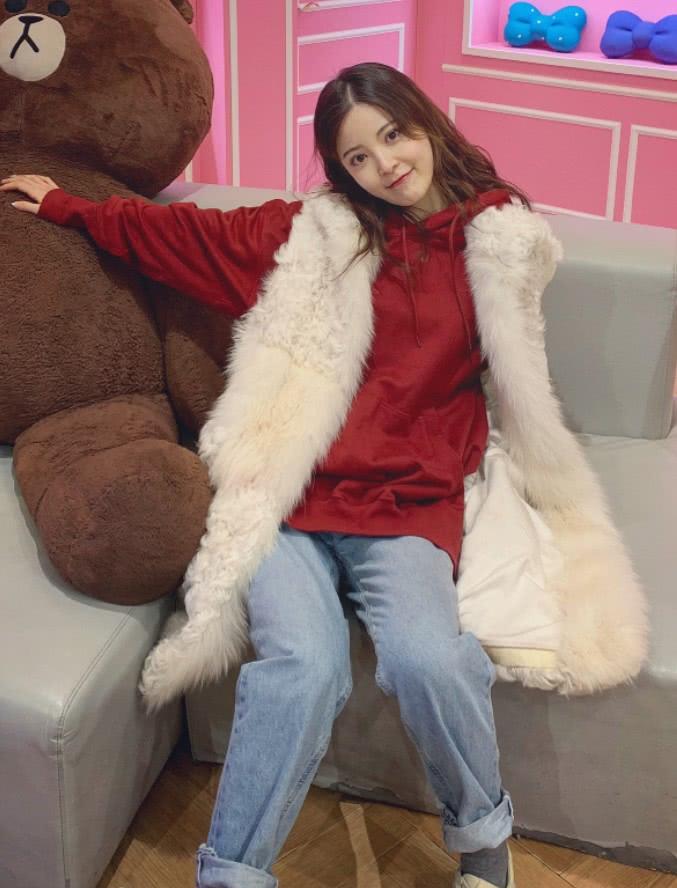 最近火了"唐小米"朱丹妮的这套穿法,脏脏鞋搭"水泥袜"巨潮!