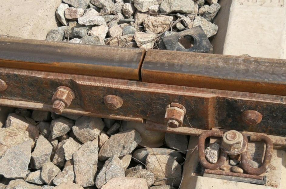 就是在接头处把两节钢轨连接起来,使钢轨接头部分具有与钢轨一样的