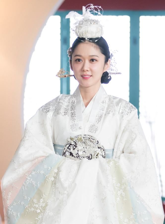 《皇后的品格》, 张娜拉化身最美皇后,打败宋慧乔《男朋友》