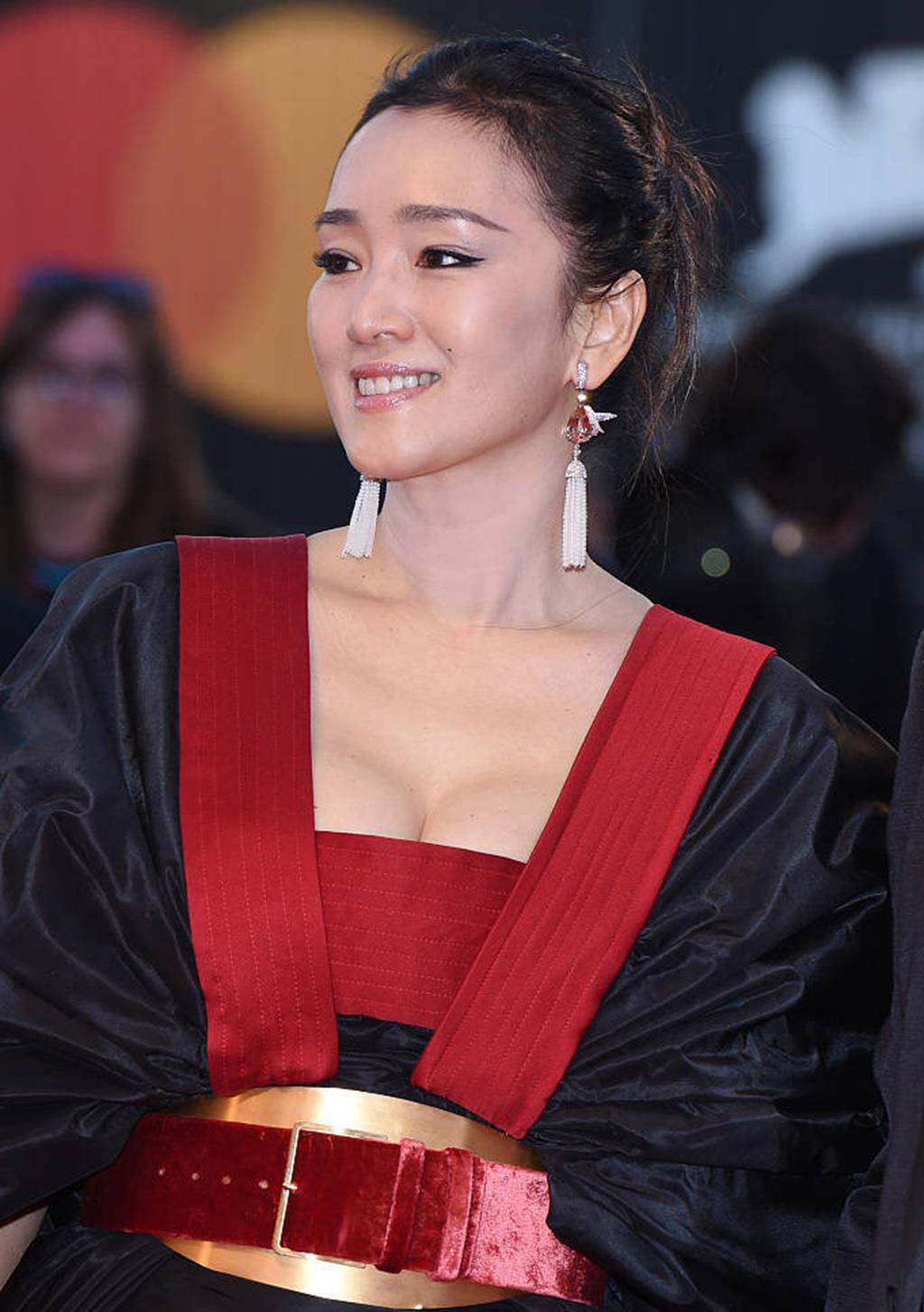 巩俐穿中国风晚礼裙走红毯,与粉丝互动不忘紧拉丈夫双手,太甜蜜