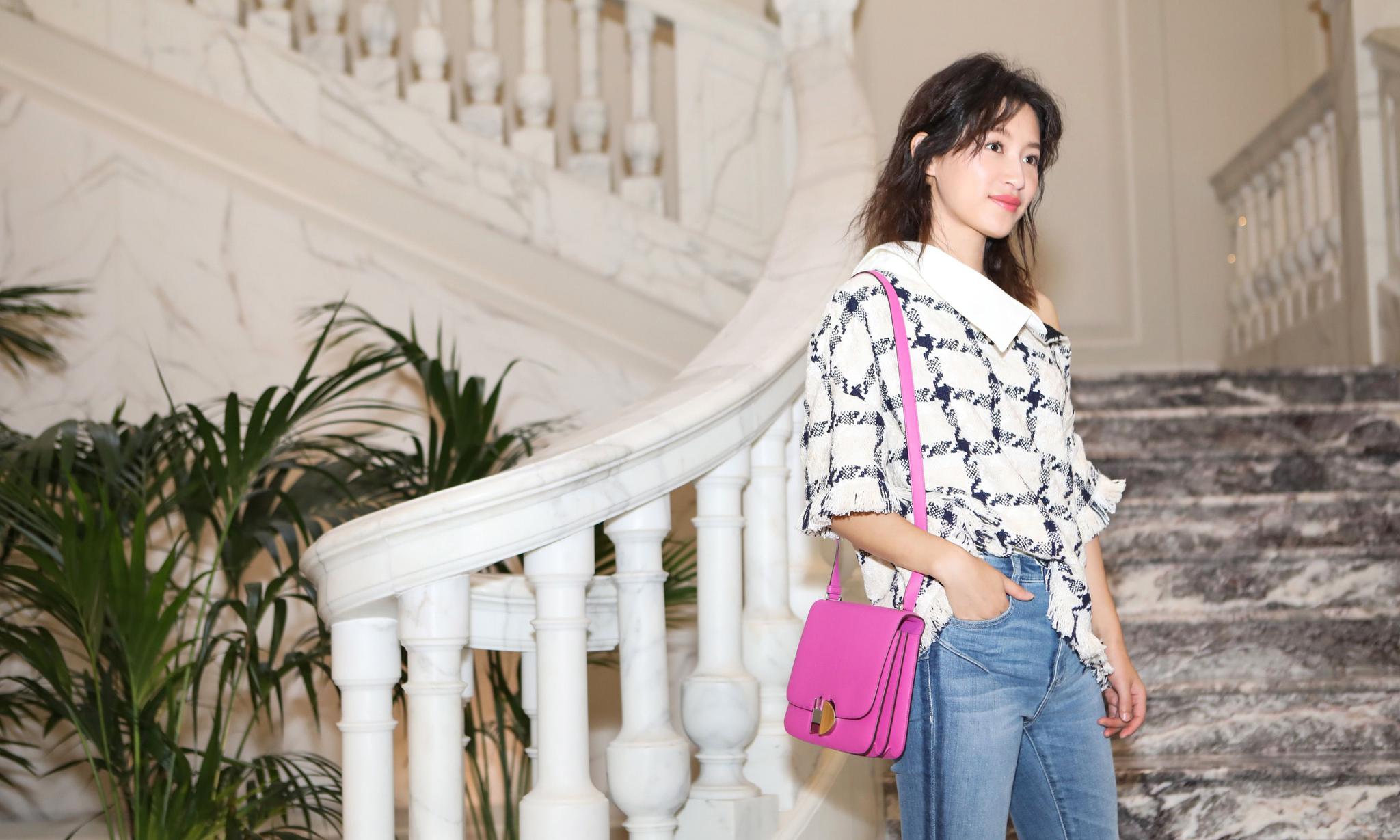 苏青异国旅拍大片曝光 精致优雅演绎初夏时尚