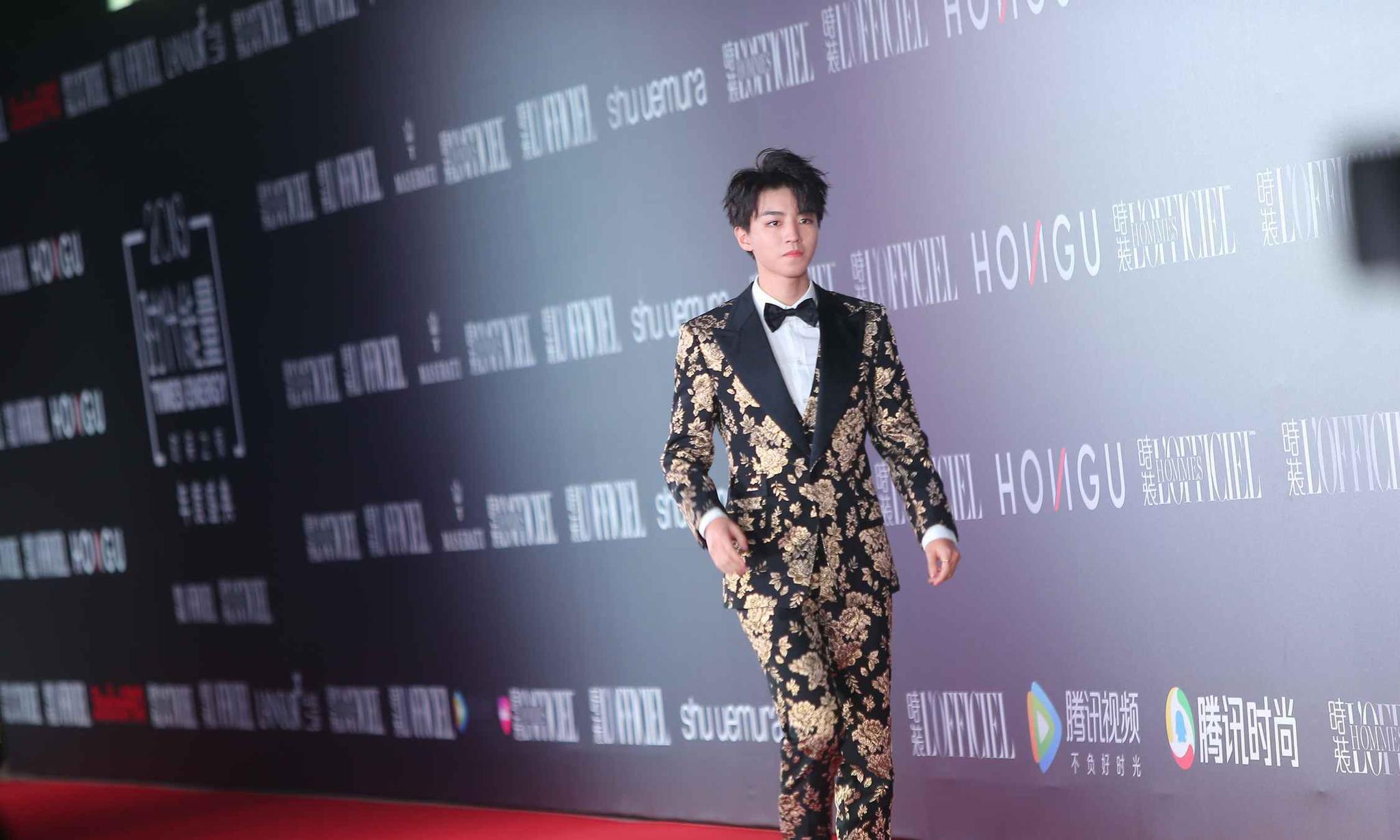 时装之夜周冬雨女仆装很可爱却也尴尬,王子文胸前大v吸晴无数