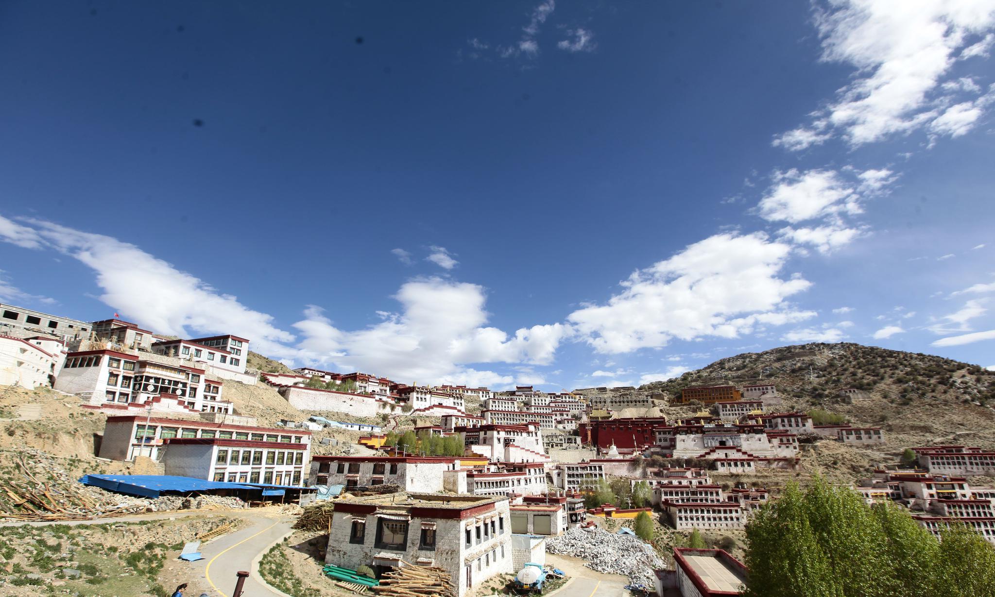 1 / 18 甘丹寺建于明永乐七年(1409年),位于拉萨以东40千米处,达孜县