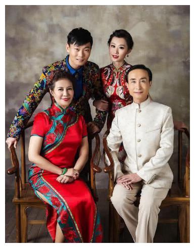 巩汉林61岁全家福曝光,身材瘦削白发明显,与同龄的冯巩差距巨大