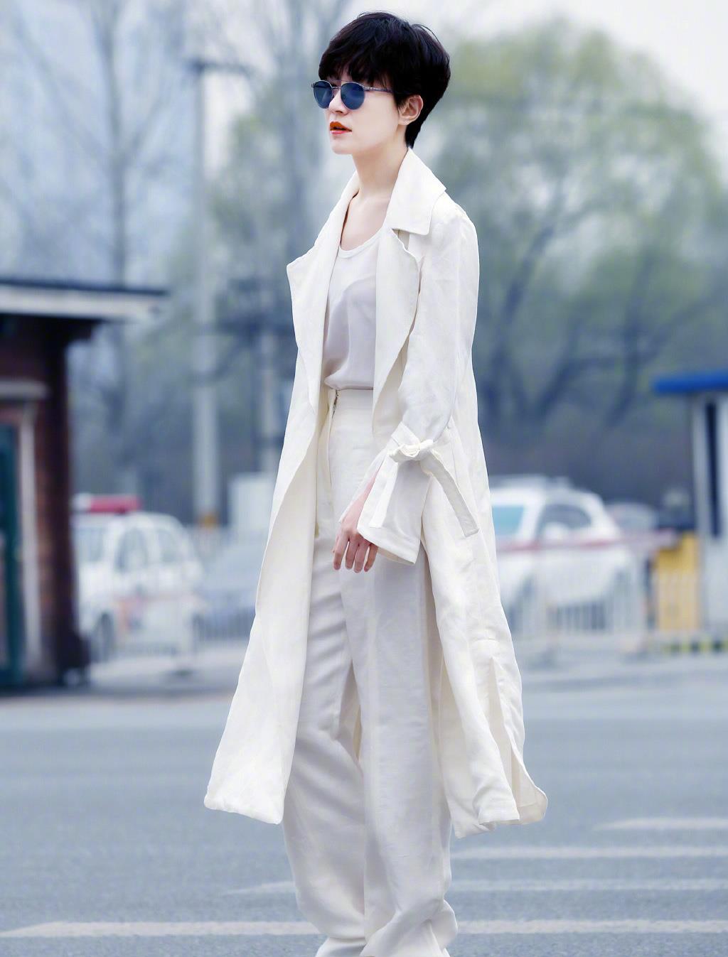 焦俊艳偏爱中性风,穿印花衬衫清新帅气,165的身高穿出超模范