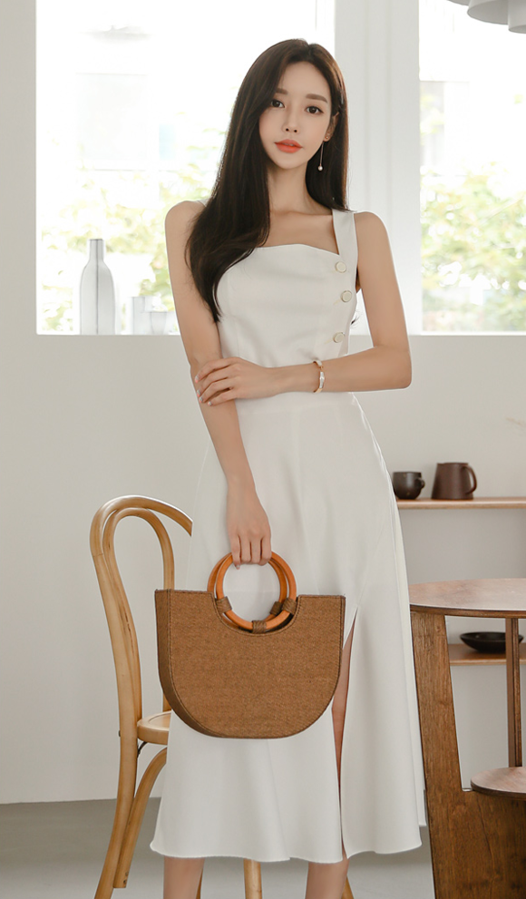 孙允珠白色吊带连衣裙,呈现清新田园风