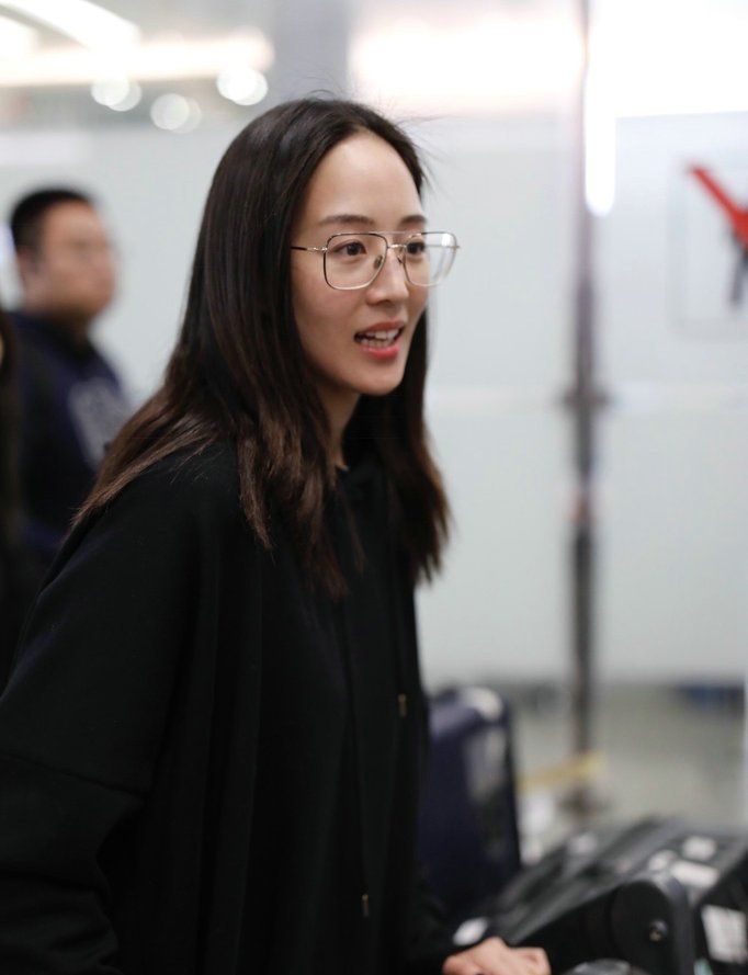 张钧甯现身上海机场,黑色卫衣搭配淡妆造型,戴眼镜气质清纯