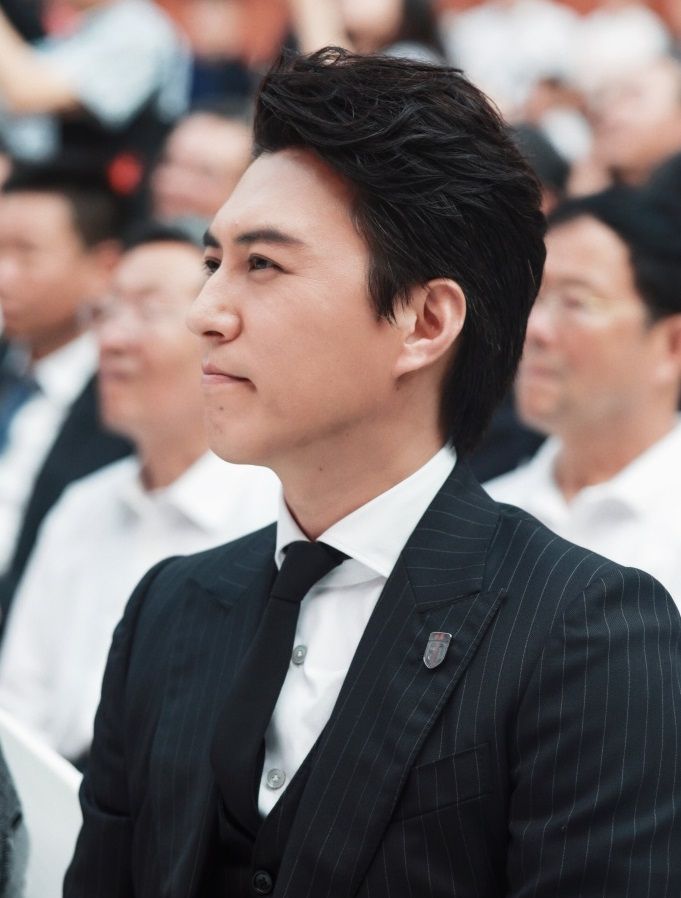 "老干部"靳东参加代言活动,西装革履气场全开,仿若霸道总裁