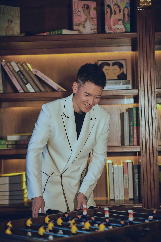 韩栋白色西装犹如俊逸王子 绅士优雅展帅气型格