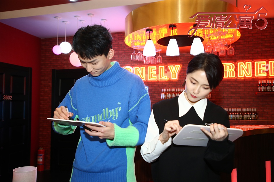 张一铎成果落地上海杭州 嘉年华现场复刻“爱情