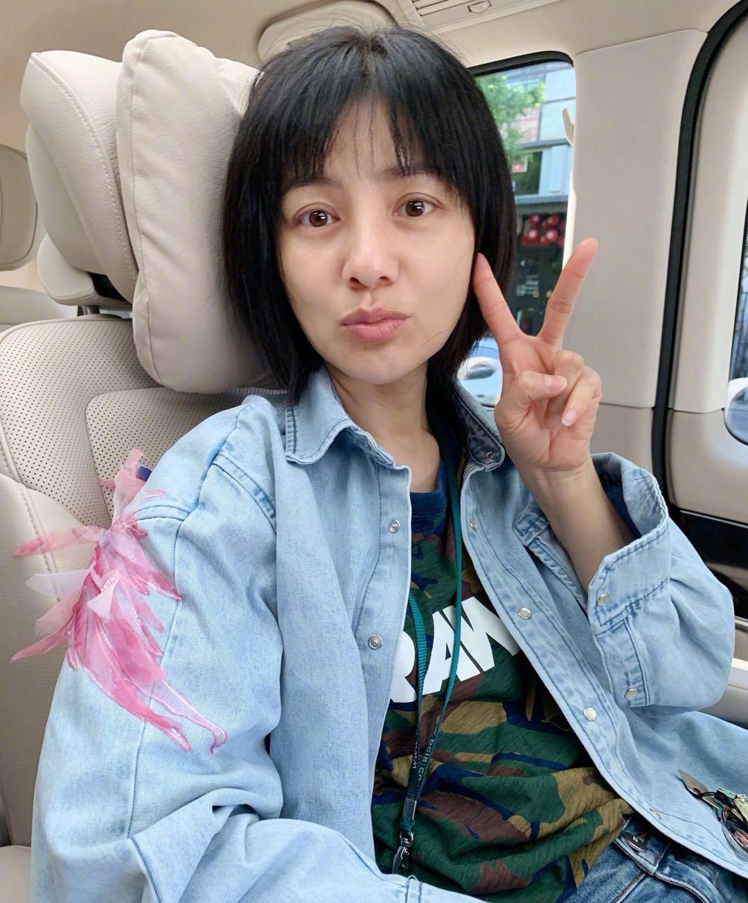 43岁胡可又换发型偏分短发搭配草莓耳环气质减龄美得更出众