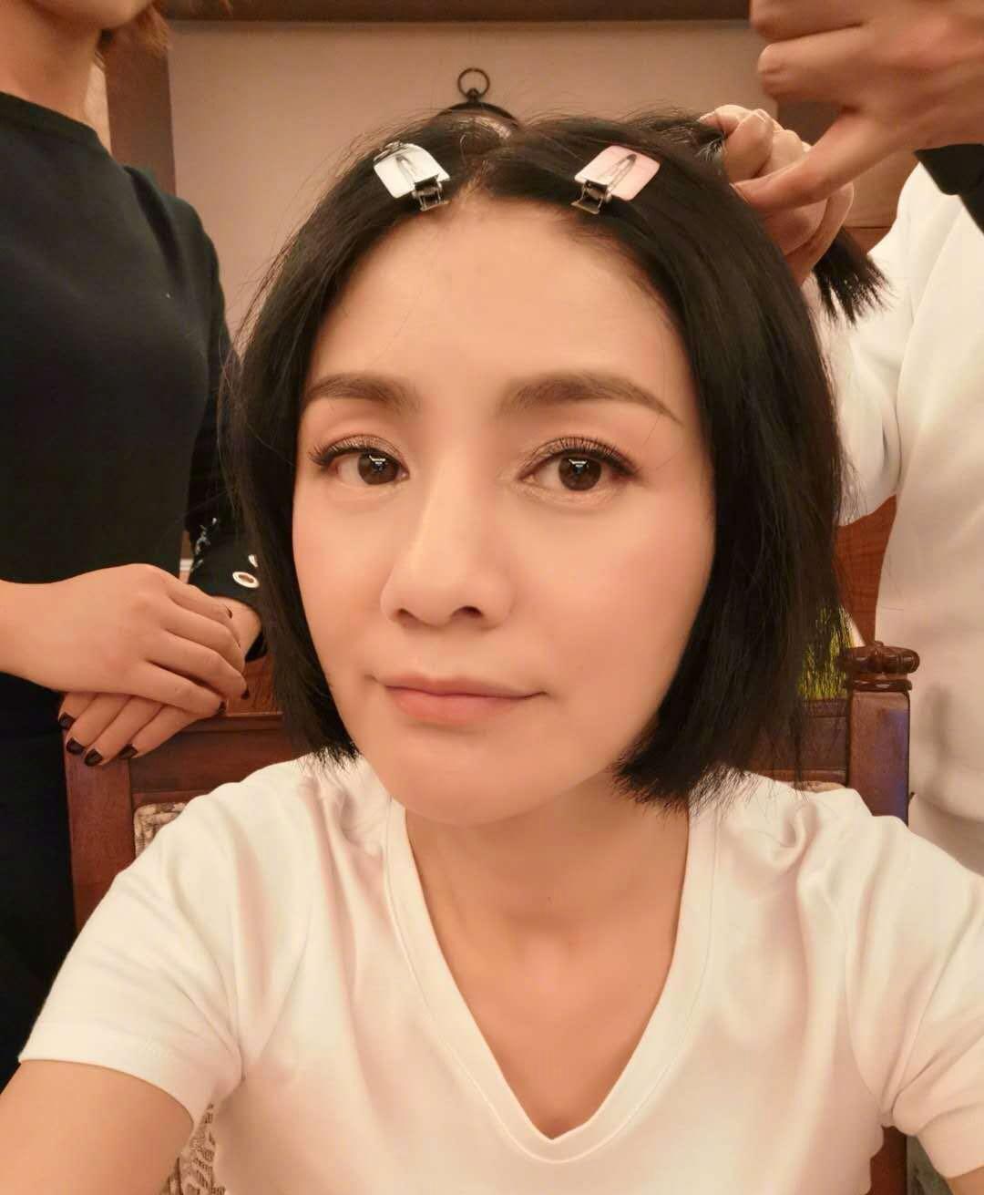 43岁胡可又换发型偏分短发搭配草莓耳环气质减龄美得更出众