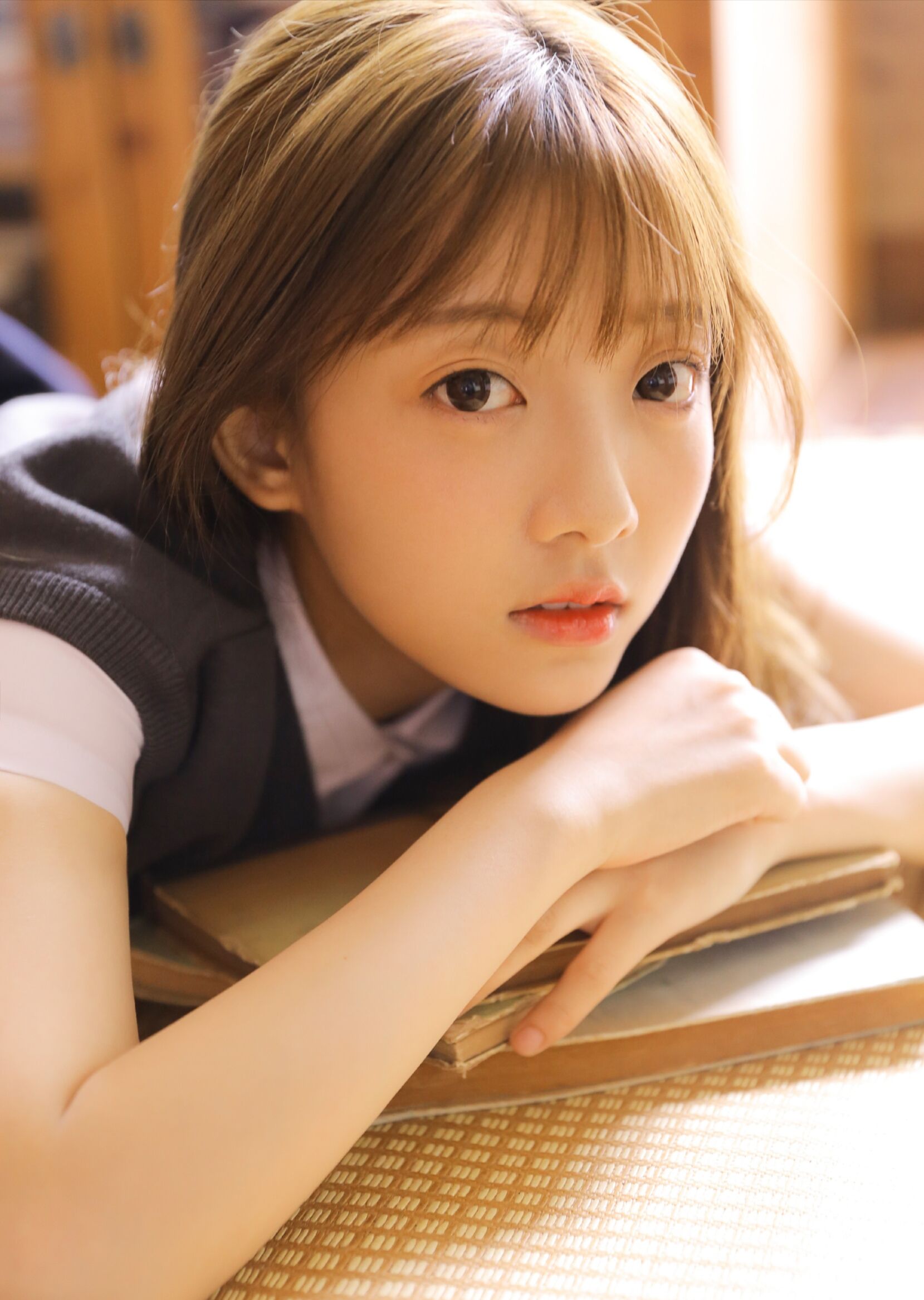 齐刘海学生装少女,这笑容比阳光还明媚