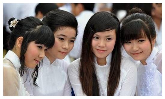 越南女孩见到中国游客太热情,让中国游客有点"招架不住"!