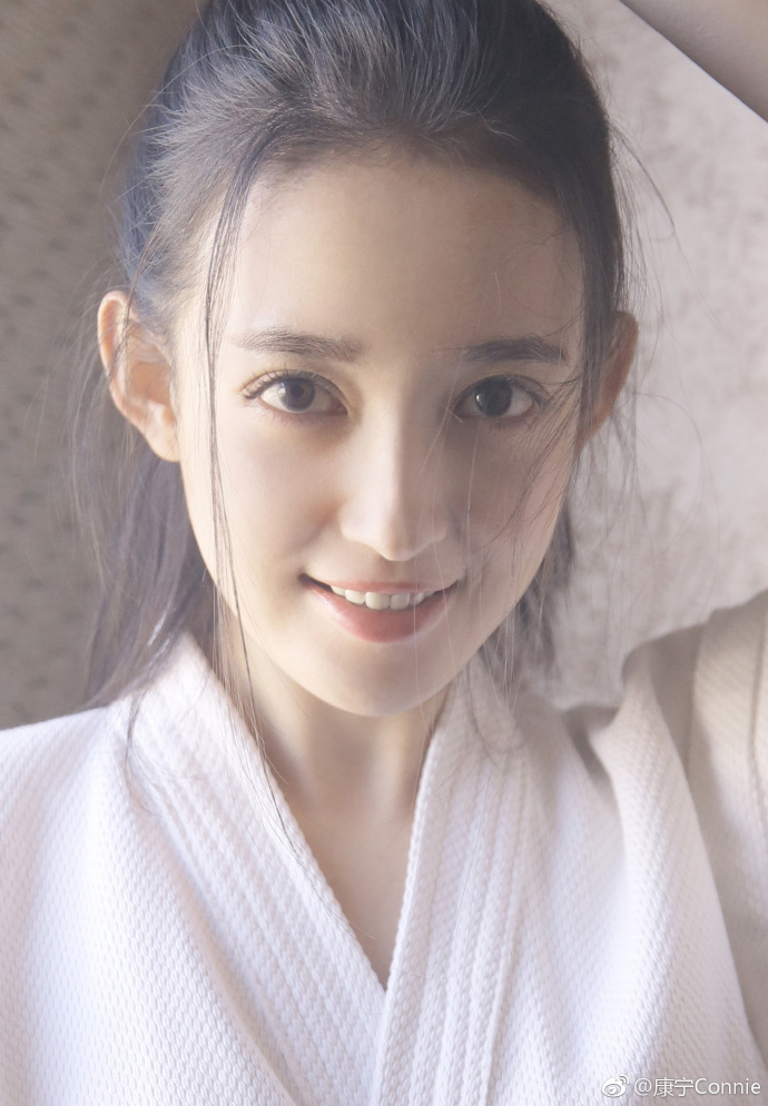 可爱女演员康宁迷人写真美照欣赏_新浪新闻