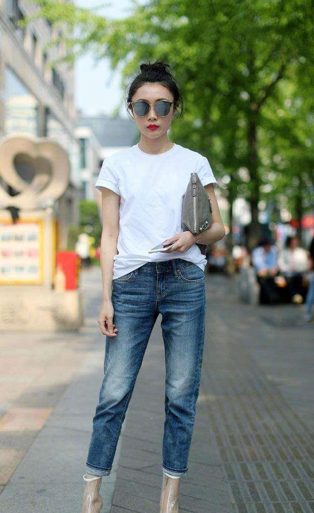 白t恤搭配牛仔裤,即将开启初夏模式,简约经典展现好气质!