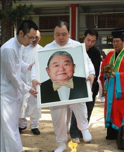 王晶老爸王天林出殡八位影坛大佬扶灵黄日华谢贤戴墨镜出席